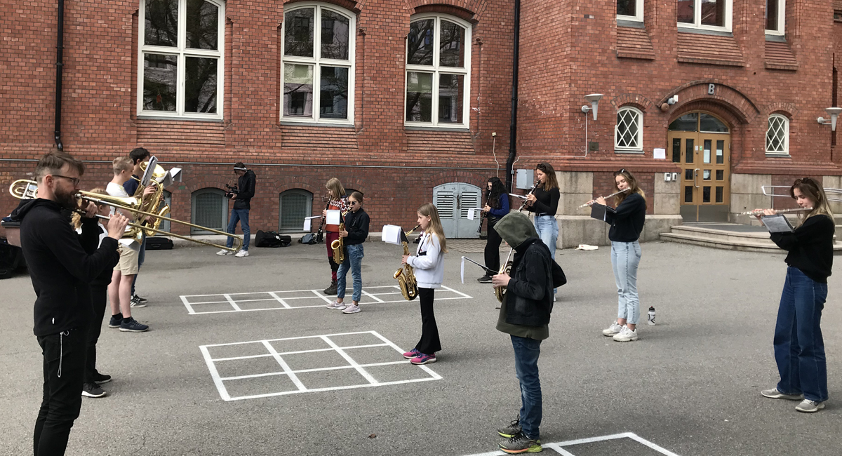 Korpset øver i skolegården i mai 2020.